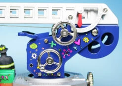 Schuco Construction N6089 Feuerwehr "James Rizzi New York Fire-Engine" -Schuco 000200b schuco construction n6089 feuerwehr james rizzi new york fireengine 4