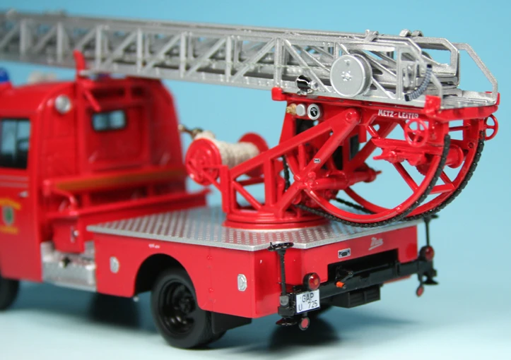 Schuco Mercedes Benz L 319 D Mit Metz Drehleiter DL18 "Freiwillige Feuerwehr Murnau" 5 Schuco Mercedes Benz L 319 D Mit Metz Drehleiter DL18 "Freiwillige Feuerwehr Murnau" – Bild 5