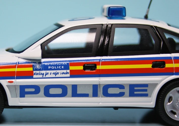 Schuco Vauxhall Vectra B Fließheck (1995) (Opel) "Metropolitan Police" 4 Schuco Vauxhall Vectra B Fließheck (1995) (Opel) "Metropolitan Police" – Bild 4