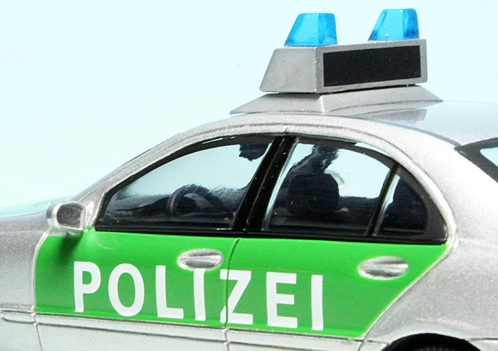 Schuco Mercedes Benz C-Klasse Avantgarde Limousine (W203) (2000) "Polizei" 5 Schuco Mercedes Benz C-Klasse Avantgarde Limousine (W203) (2000) "Polizei" – Bild 5