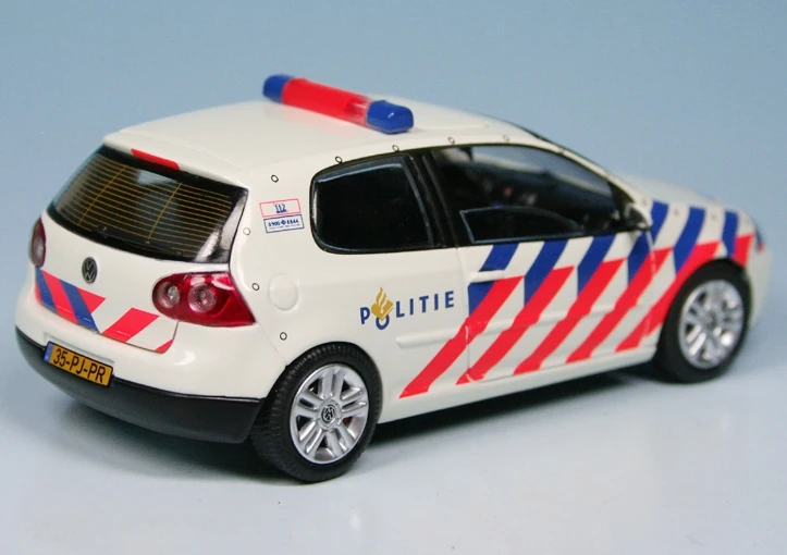 Schuco VW Golf V (2003) "Politie Amsterdam-Amstelland" 2 Schuco VW Golf V (2003) "Politie Amsterdam-Amstelland" – Bild 2