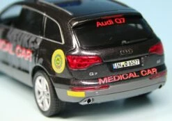 Schuco Audi Q7 4.2 FSI (2005) "Medical Car 24h Le Mans 2006" -Schuco 004755 Schuco Audi Q7 4 2 FSI 2005 Medical Car 24h Le Mans 2006 z6