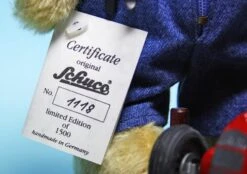 Schuco Mercedes Benz 1936 Rennwagen / Schuco Studio I 1050 Mit Schuco Tricky-Monteurbär "Rennmax" -Schuco 009061 Schuco Mercedes Benz 1936 Rennwagen Studio I 1050 mit Tricky Monteurbr Rennmax z6