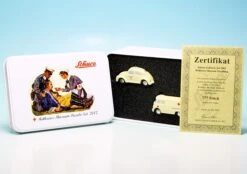 Schuco Piccolo Set "BRK Rotkreuz-Museum Nürnberg 2002" 12 Schuco Piccolo Set "BRK Rotkreuz-Museum Nürnberg 2002" -Schuco 180053 Schuco Piccolo Set BRK Rotkreuz Museum Nrnberg 2002 z6