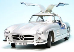 Schuco Mercedes Benz 300SL Flügeltürer (W198) (1954) -Schuco 450045200 schuco mercedes benz 300sl fluegeltuerer w198 1954 2