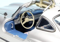 Schuco Mercedes Benz 300SL Flügeltürer (W198) (1954) -Schuco 450045200 schuco mercedes benz 300sl fluegeltuerer w198 1954 4