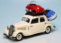 Schuco Mercedes Benz 170V Limousine Mit Zwei Brütsch Mopetta