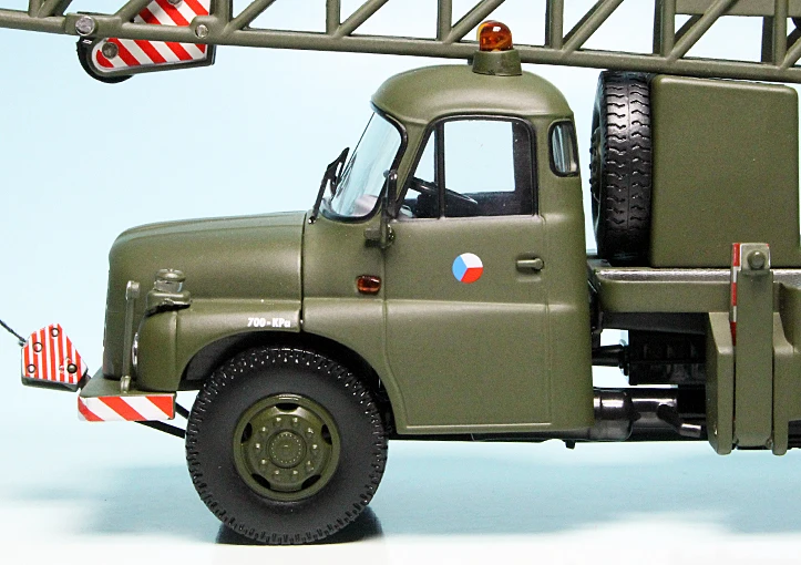 Schuco Tatra T148 6X6 Kranwagen "Armáda Ceské Republiky ACR" 4 Schuco Tatra T148 6X6 Kranwagen "Armáda Ceské Republiky ACR" – Bild 4