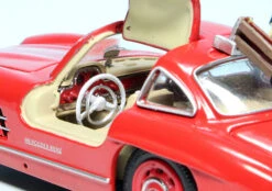 Schuco Mercedes Benz 300SL Flügeltürer "Davos 1957" -Schuco 450376600 schuco mercedes benz 300sl fluegeltuerer davos 1957 4