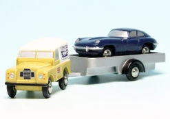 Schuco Piccolo Land Rover Serie III Mit PKW-Anhänger Und Jaguar E-Type Coupé "British Classic Car Service" -Schuco 450502900 schuco piccolo land rover serie iii mit pkwanhaenger und jaguar etype coup british classic car service 2