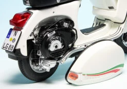 Schuco Vespa PX 150 (2011) "150 Anniversario Unita D'Italia" -Schuco 450667400 schuco vespa px 150 2011 150 anniversario unita ditalia 4