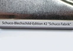 Schuco Blechschild "Edition 2 - Schuco Fabrik" -Schuco 450851600 Schuco Blechschild Edition 2 Fabrik z5