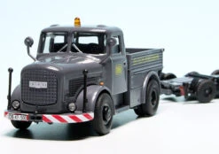 Schuco Kaelble KV 632 Schwerlast-Zugmaschine Mit Culemeyer Strassenroller "Deutsche Bundesbahn" -Schuco 452657600 schuco kaelble kv 632 schwerlastzugmaschine mit culemeyer strassenroller deutsche bundesbahn 2