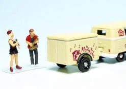 Schuco VW T1 Bulli Tour-Bus Mit Anhänger "The Red Monkeys" 10 Schuco VW T1 Bulli Tour-Bus Mit Anhänger "The Red Monkeys" -Schuco 452669100 schuco vw t1 bulli tourbus mit anhaenger the red monkeys 3