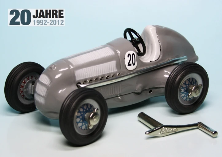 Schuco Mercedes Benz 1936 Rennwagen / Schuco Studio I 1050 Montagekasten "20 Jahre Peter Nasshan Modellauto 1 Schuco Mercedes Benz 1936 Rennwagen / Schuco Studio I 1050 Montagekasten "20 Jahre Peter Nasshan Modellauto