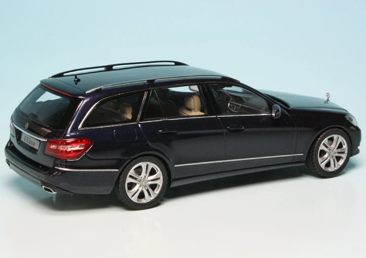 Schuco Mercedes Benz E-Klasse Avantgarde T-Modell (S212) (2009) "Mercedes Benz Werbemodell" 2 Schuco Mercedes Benz E-Klasse Avantgarde T-Modell (S212) (2009) "Mercedes Benz Werbemodell" – Bild 2