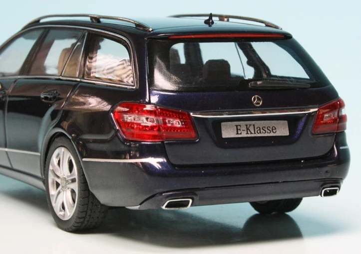 Schuco Mercedes Benz E-Klasse Avantgarde T-Modell (S212) (2009) "Mercedes Benz Werbemodell" 6 Schuco Mercedes Benz E-Klasse Avantgarde T-Modell (S212) (2009) "Mercedes Benz Werbemodell" – Bild 6