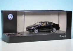Schuco VW Passat Limousine (2010) "Volkswagen Werbemodell" -Schuco 902041 Schuco VW Passat Limousine 2010 Volkswagen Werbemodell z7
