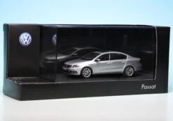 Schuco VW Passat Limousine (2010) "Volkswagen Werbemodell" -Schuco 902043 Schuco VW Passat Limousine 2010 Volkswagen Werbemodell z7