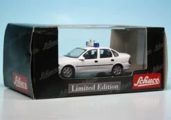 Schuco Opel Vectra B Stufenheck (1995) "Einsatzfahrzeug" -Schuco 918026 Schuco Opel Vectra B Stufenheck 1995 Einsatzfahrzeug z7