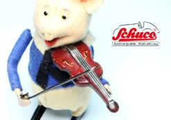 Schuco Walt Disney Schweinchen Mit Violine Solisto Tanzfigur 980/2 "Three Little Pigs" -Schuco mmg0457 schuco walt disney schweinchen mit violine solisto tanzfigur 9802 three little pigs 9